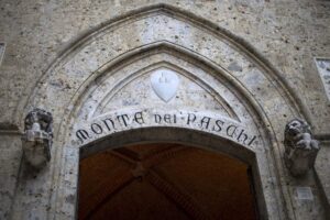 Schiarite in Mps, temporali per Unicredit