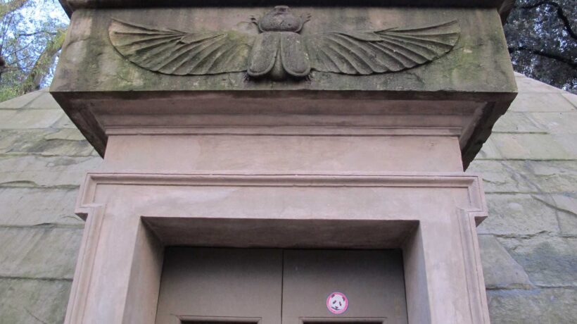 Il fregio sulla piramide delle Cascine a Firenze, che ispirò il marchio Ancillotti e il nome «Scarab»