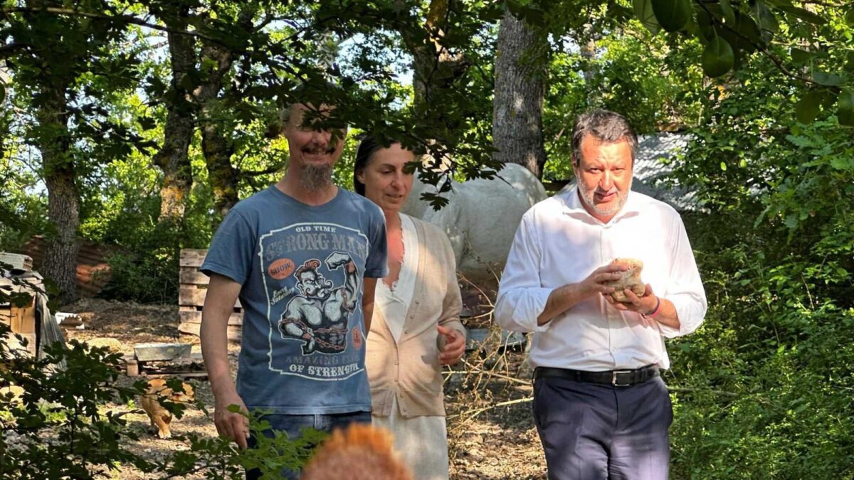 Salvini vede la famiglia nel bosco: «Violenza istituzionale da brividi»
