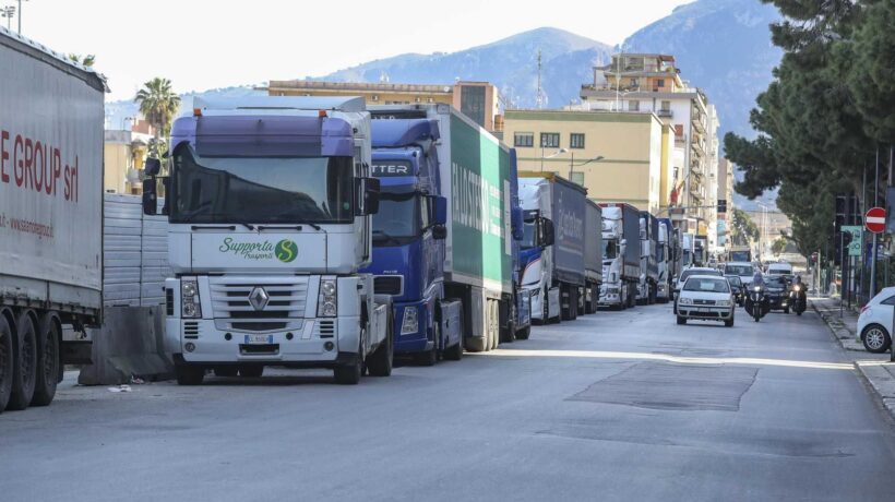 Merci ferme nei porti della Sicilia. Scatta l’allarme farmaci per l’estate