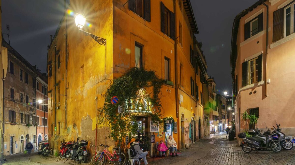 Perdersi nel cuore di Trastevere: a spasso tra i vicoli con il naso all’insù