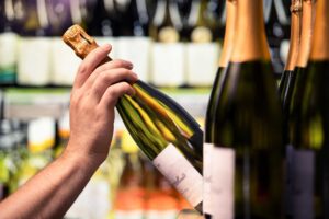 La Ue vuole farcela bere: «Il vino fa male»