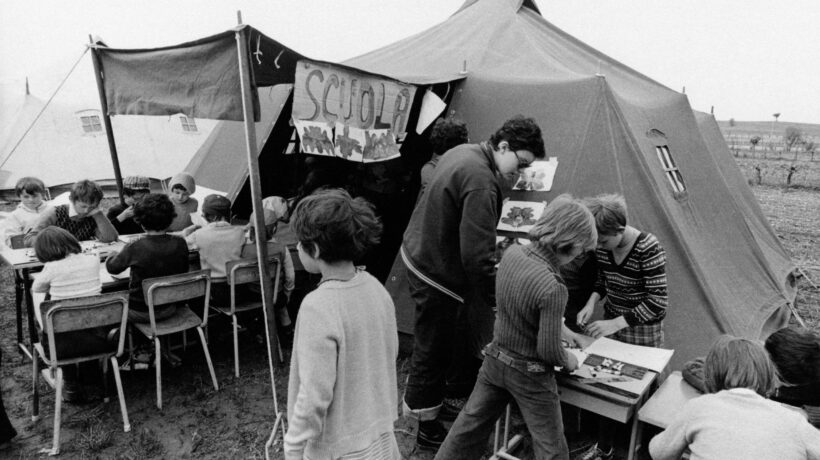 Una scuola organizzata sotto una tenda da campo (Getty Images)