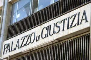 Schiacciò il rapinatore: chiesto ergastolo. L’investitore di Modena rischia meno