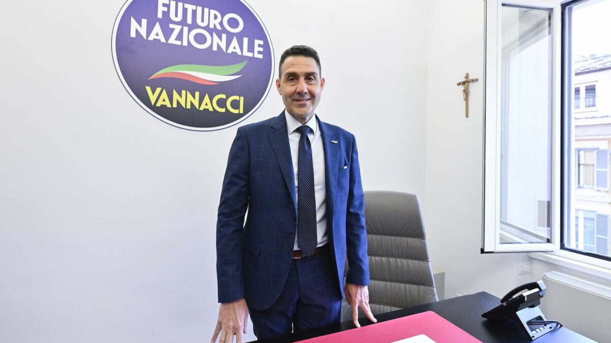Vannacci in trincea: «Marina chi?»