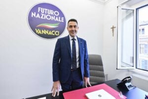 Vannacci in trincea: «Marina chi?»