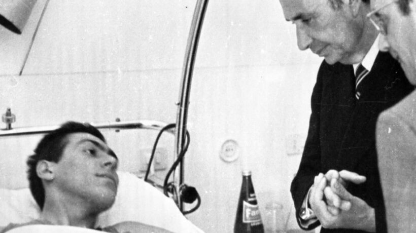 Il premier Aldo Moro in visita ai feriti (Ansa)