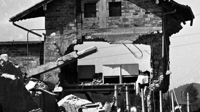 Una casa sventrata dal sisma del 6 maggio 1976 (Ansa)