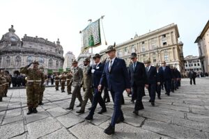 Molestie, aggressioni, vite salvate. Genova va nel pallone per gli Alpini