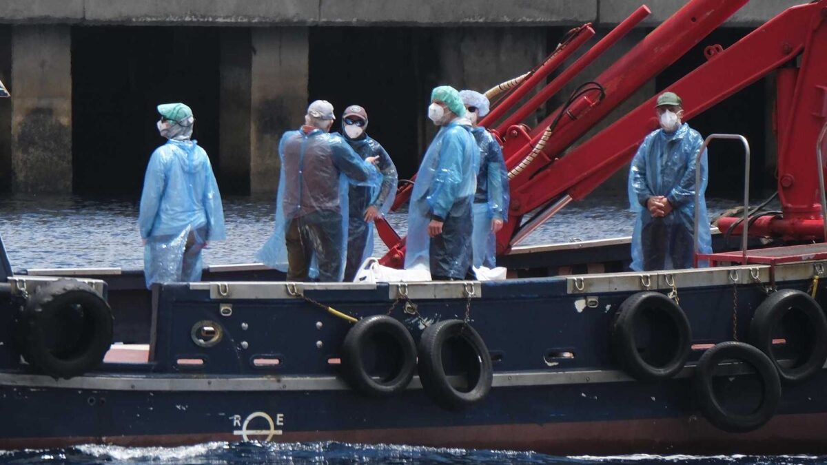 Sbarcano i passeggeri dalla nave dell’hantavirus: niente emergenze