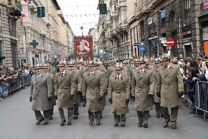 Il pride ligure contro gli alpini. Alle penne nere preferiamo le piume