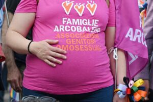 L’ombra della lobby gay si allunga sul meccanismo degli  affidi