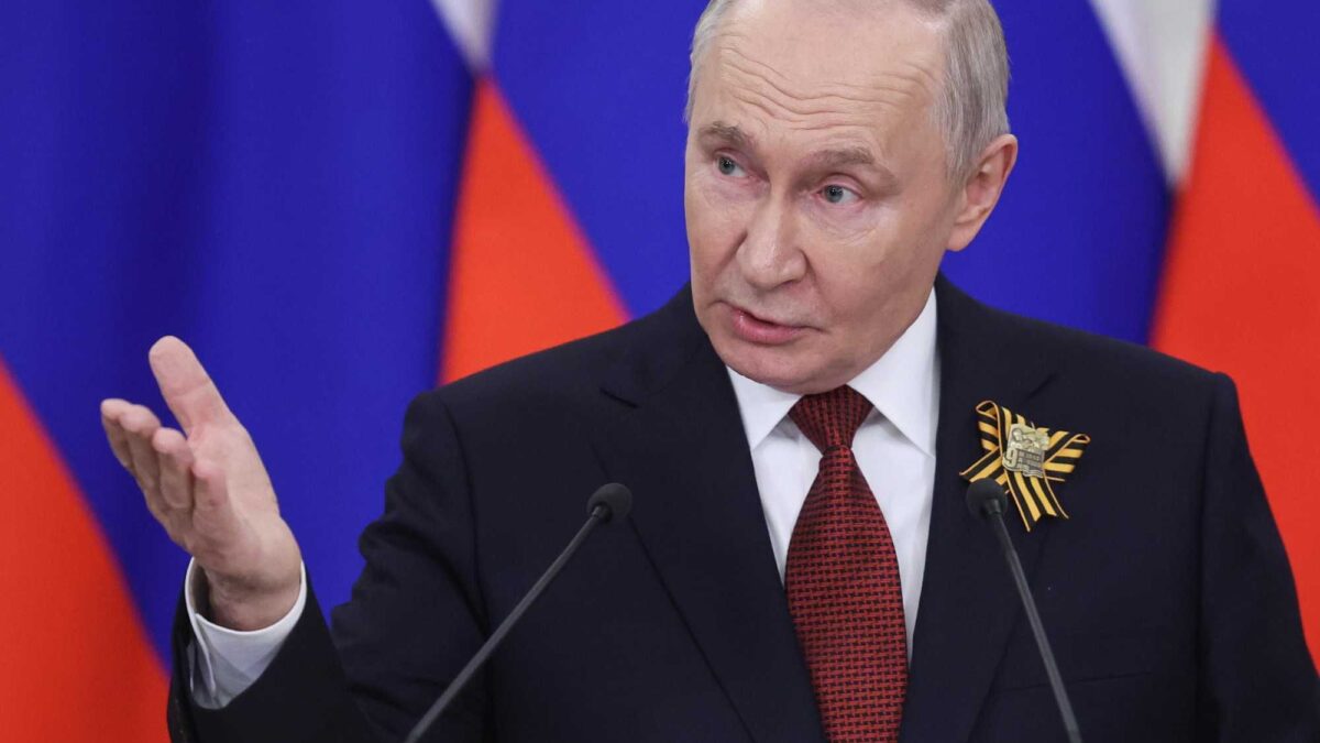 «Non ho mai rifiutato i negoziati con la Ue». Putin tende la mano ma Berlino lo attacca