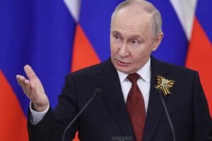 «Non ho mai rifiutato i negoziati con la Ue». Putin tende la mano ma Berlino lo attacca