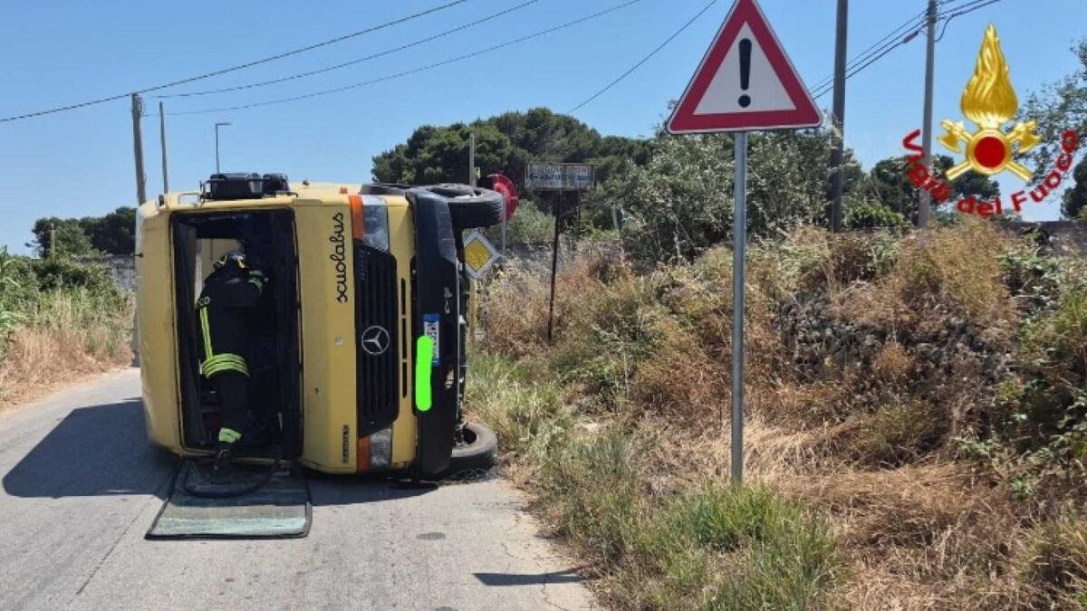 Senza patente e con altri sei in auto travolge uno scuolabus: 2 bimbi gravi