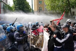 Askatasuna dà l’assalto alla polizia e il sindaco gli offre la grigliata