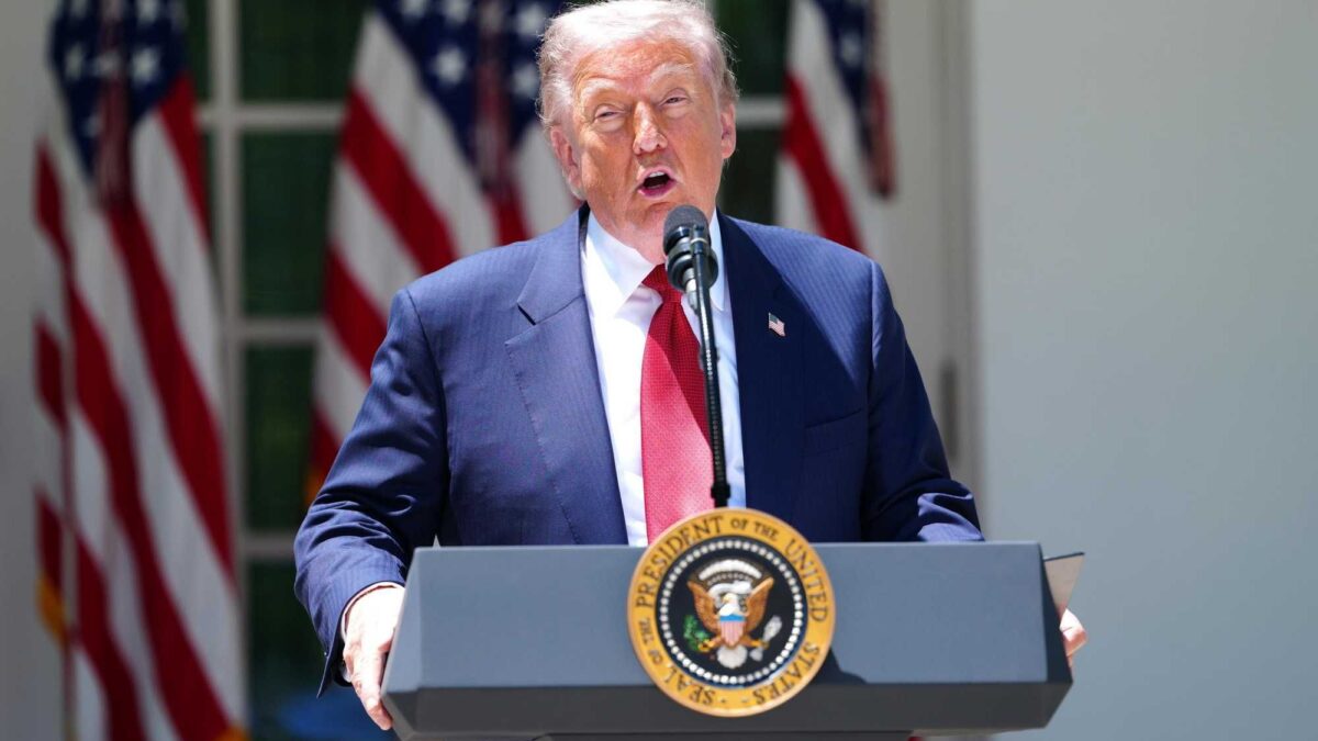 Trump festeggia l’Indipendenza menando l’Ue
