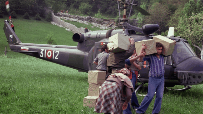 Un elicottero dell'Aviazione dell'Esercito porta generi di conforto in una località montana della Carnia (Esercito Italiano)