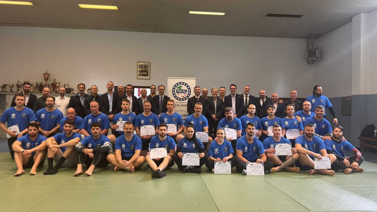 La difficile arte di non sparare: perché la polizia cerca nuove difese contro le aggressioni