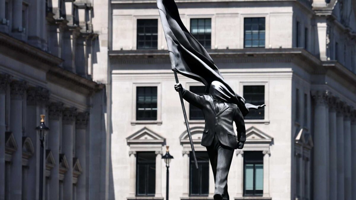Persino i suoi fan smettono di credere alle banalità del «ribelle» Banksy