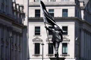 Persino i suoi fan smettono di credere alle banalità del «ribelle» Banksy