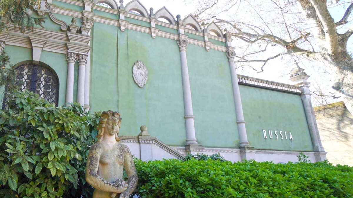 Russi da censurare, regimi benvenuti: alla Biennale va in mostra l’ipocrisia