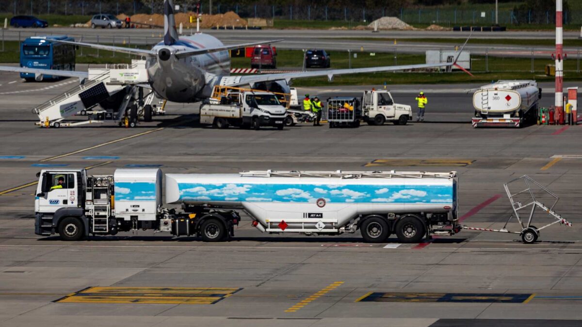 L’Unione vuole obbligare gli aerei a volare senza scorte di carburante