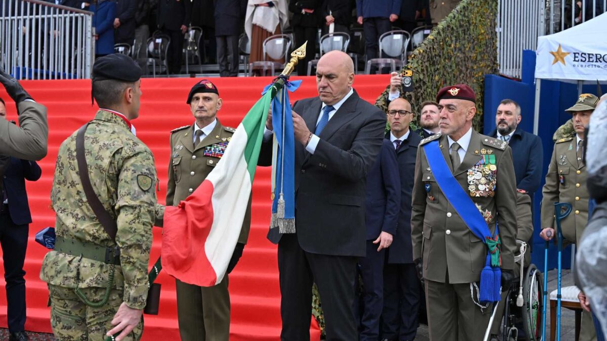 Crosetto alla Festa dell’Esercito: «Mondo impazzito, pronti a tutto»