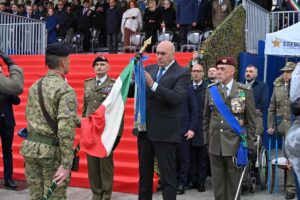 Crosetto alla Festa dell’Esercito: «Mondo impazzito, pronti a tutto»