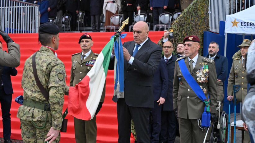 Crosetto alla Festa dell’Esercito: «Mondo impazzito, pronti a tutto»