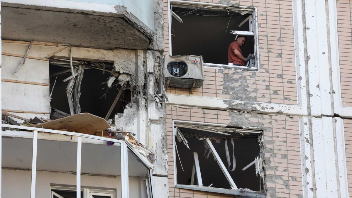 Altri raid incrociati tra Mosca e Kiev. Ma per i nostri media uccide solo Putin