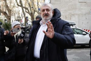 Ma quale toga, Emiliano punta Roma