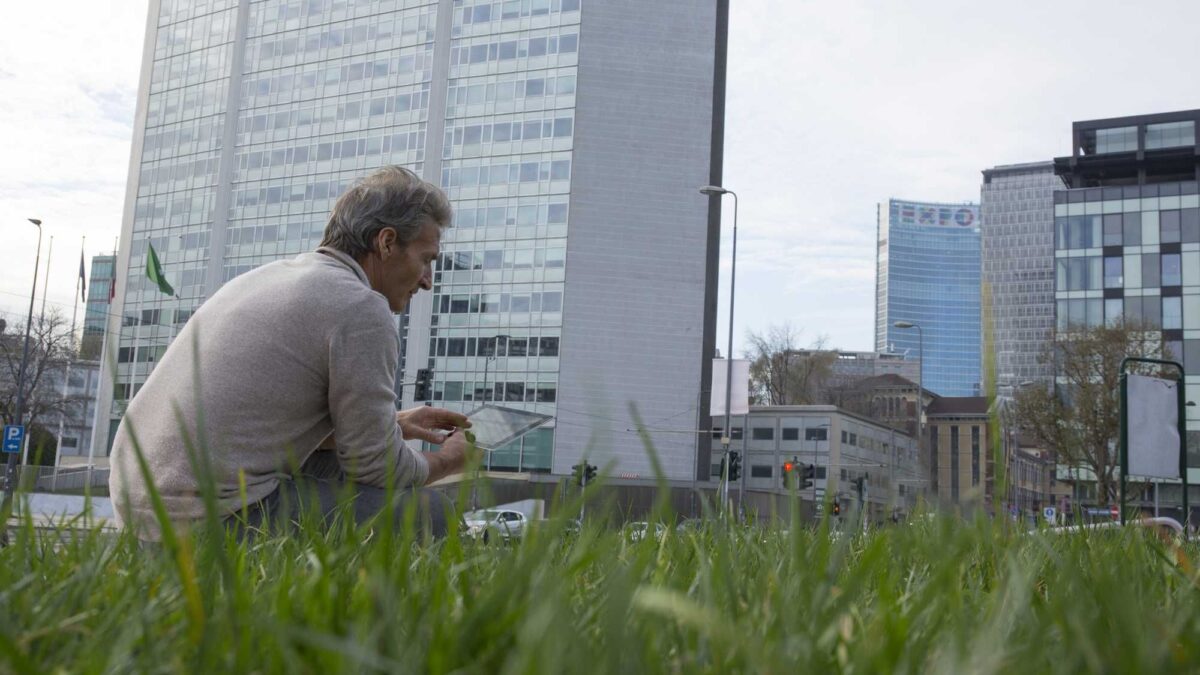 La Milano «green» trascura il verde. Sfalci ridotti e parchi come giungle