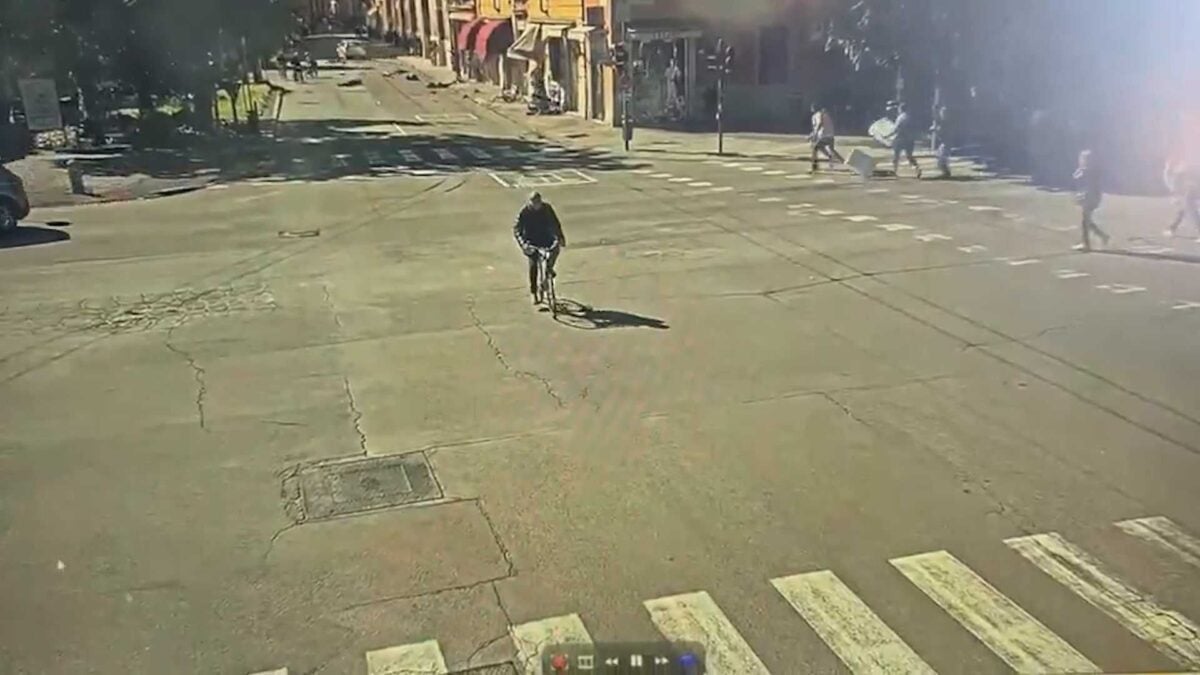 Risorsa in auto falcia la folla