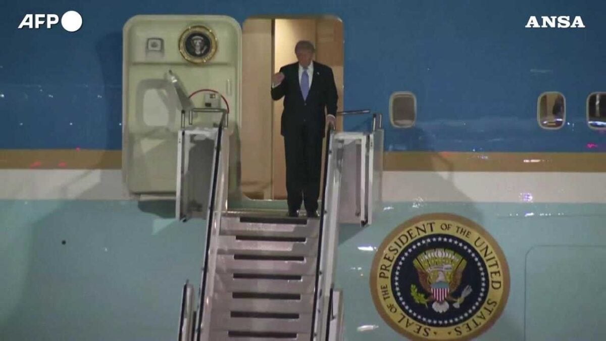 Trump atterra a Pechino, atteso il vertice con Xi
