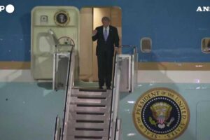 Trump atterra a Pechino, atteso il vertice con Xi