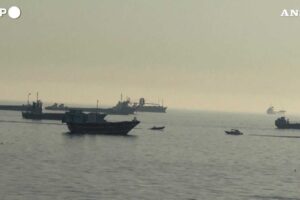 Le navi ancorate vicino ad Hormuz