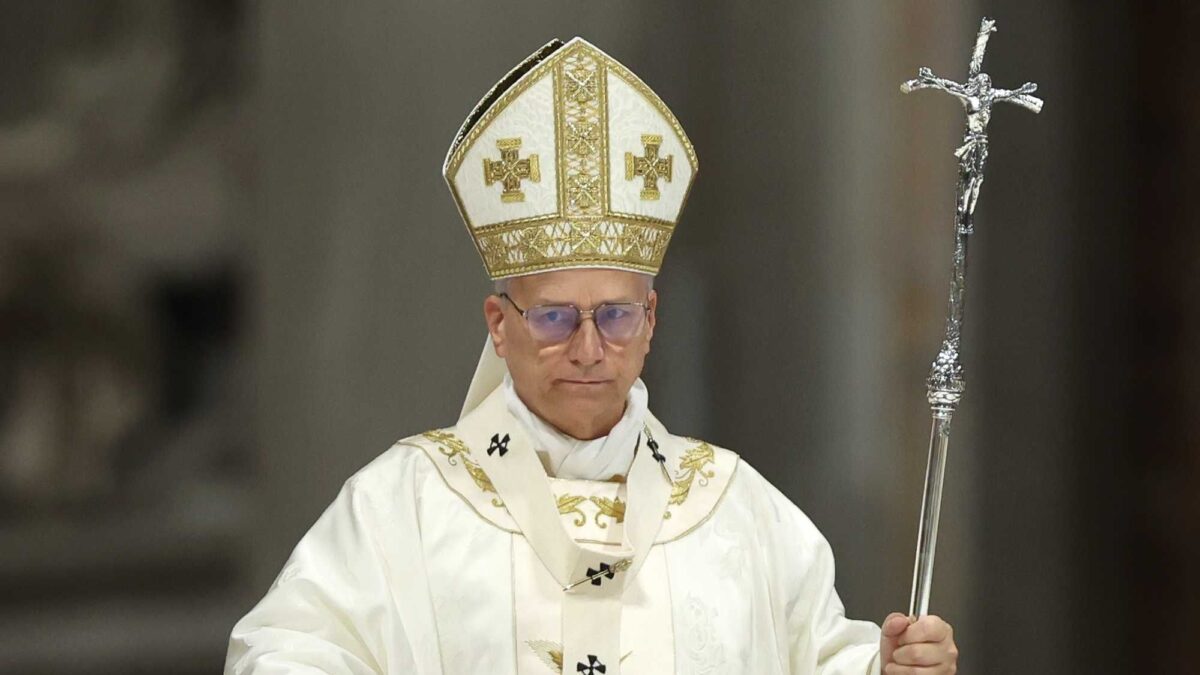 Non solo Trump, ci pensano anche i teologi pro gay a mettere in croce il Papa