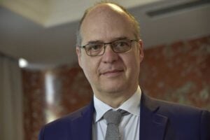 Sapevano dall’inizio ma l’hanno nascosto: «Il vaccino? Frena il Covid solo un po’…»