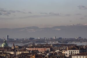 Bengalese violenta una mamma mentre suo figlio dorme in casa