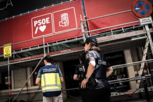 Spagna, perquisita la sede del Partito socialista. Ma Sánchez non schioda e si incolla alla poltrona