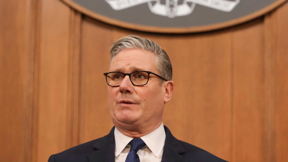 Partito in rivolta, ministri dimissionari e tensioni sui bond. Starmer verso l’addio