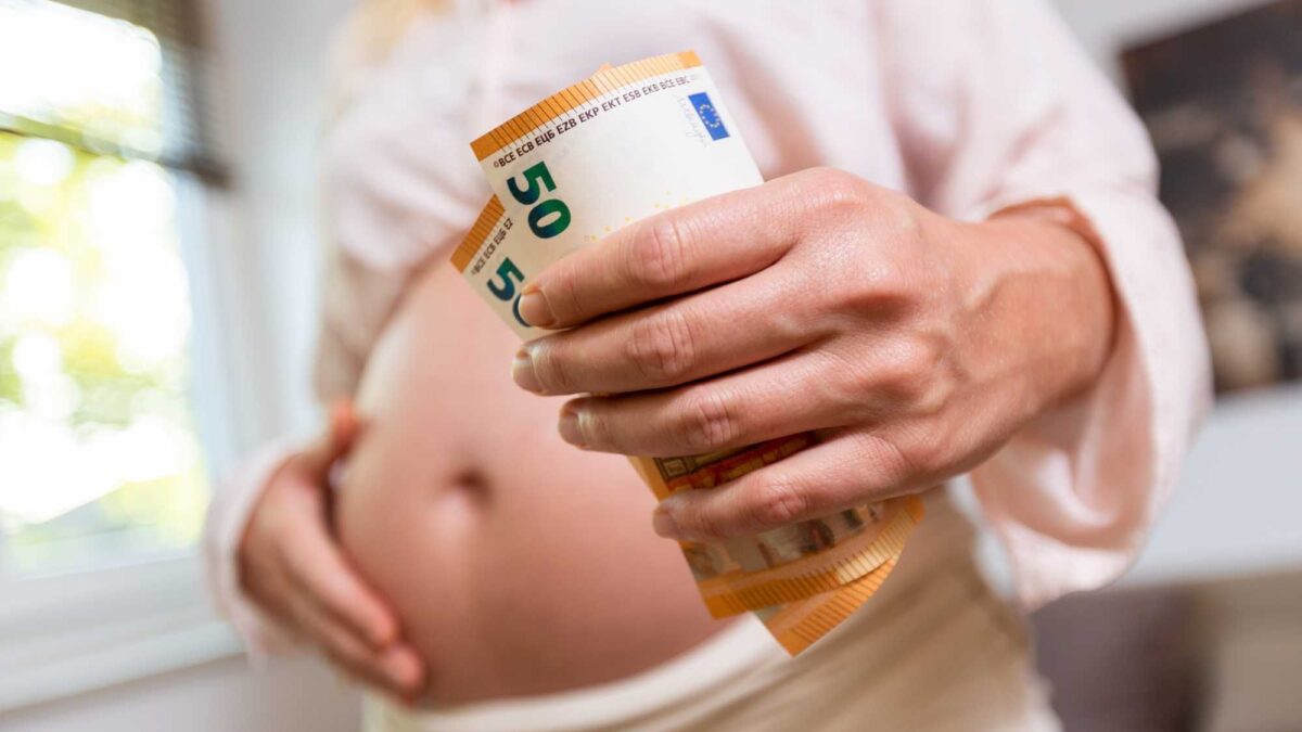 Libro dell’orrore sull’utero in affitto. I bimbi comprati? «Storia d’amore»