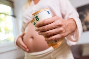 Libro dell’orrore sull’utero in affitto. I bimbi comprati? «Storia d’amore»