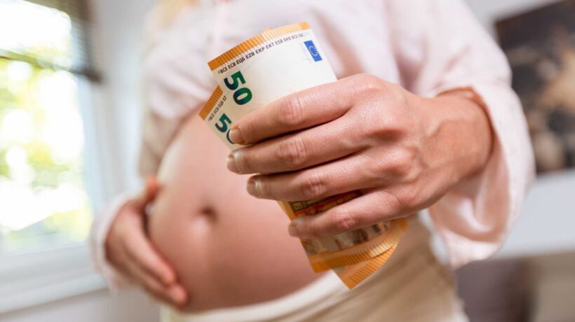 Libro dell’orrore sull’utero in affitto. I bimbi comprati? «Storia d’amore»