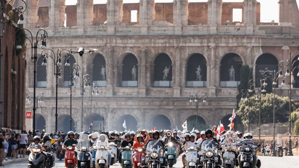 Roma invasa da 25.000 Vespa: il più grande raduno della storia per gli 80 anni dell’icona italiana