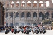 Roma invasa da 25.000 Vespa: il più grande raduno della storia per gli 80 anni dell’icona italiana