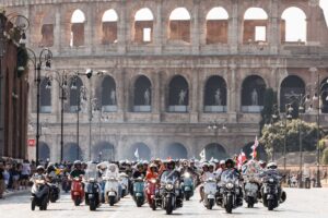Roma invasa da 25.000 Vespa: il più grande raduno della storia per gli 80 anni dell’icona italiana