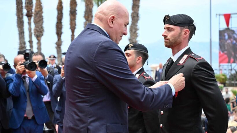 Il ministro Guido Crosetto durante la premiazione per meriti di servizio (Arma dei Carabinieri)