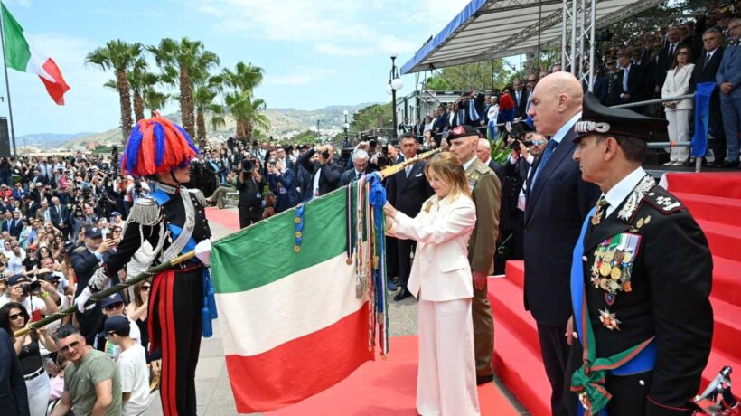 Il premier Giorgia Meloni con la Bandiera dell'Arma (Arma dei Carabinieri)
